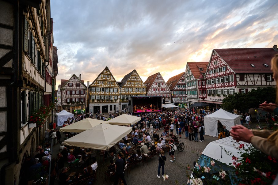 Stra&szlig;enmusikfestival in Herrenberg: Menschenmenge vor einer B&uuml;hne, umgeben von historischen Fachwerkh&auml;usern bei Sonnenuntergang., &copy; Andreas Sporn