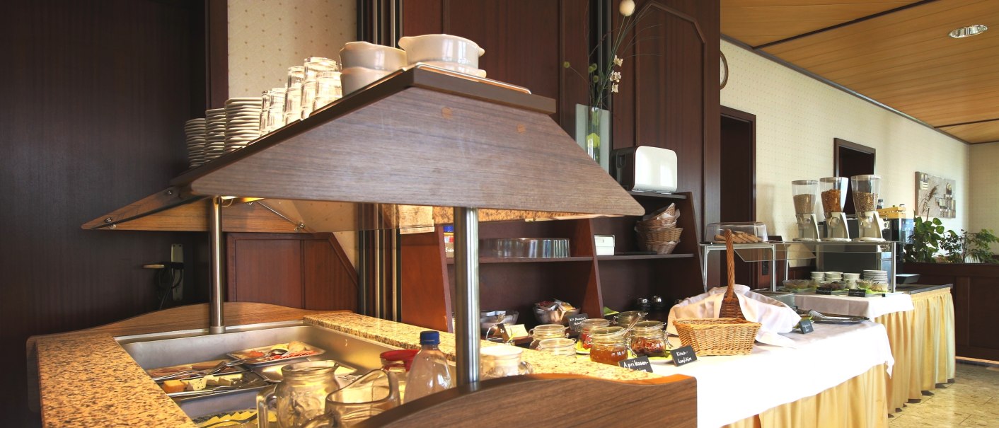 Ein reichhaltiges Frühstücksbüfett mit verschiedenen Speisen, Getränken und Geschirr in einem Hotelrestaurant., © TOMAS Ein reichhaltiges Frühstücksbüfett mit verschiedenen Speisen, Getränken und Geschirr in einem Hotelrestaurant., © TOMAS