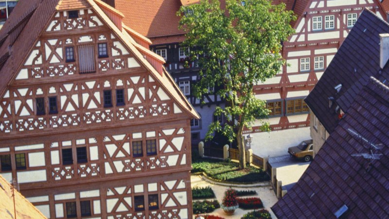 Fachwerkh&auml;user in Bietigheim-Bissingen, darunter das Hornmoldhaus. Ein Baum und ein Blumenbeet schm&uuml;cken den Innenhof., &copy; Stuttgart-Marketing GmbH
