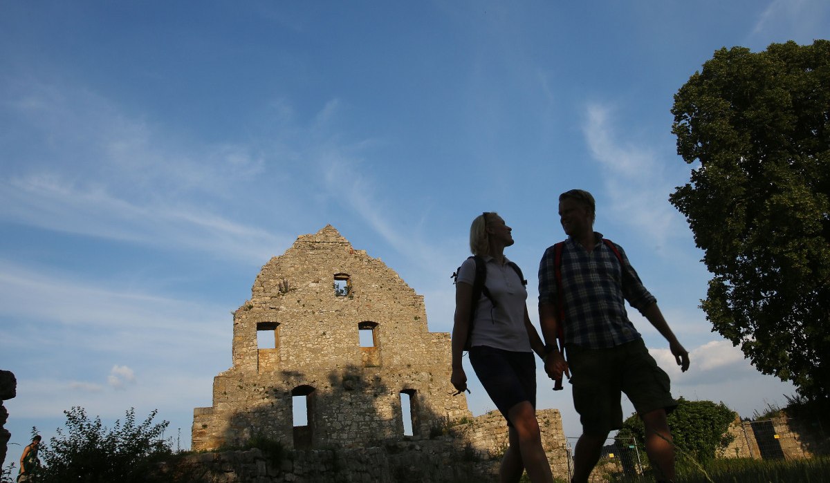 Wanderer verlassen die Burgruine Hohenurach, © Bad Urach Tourismus