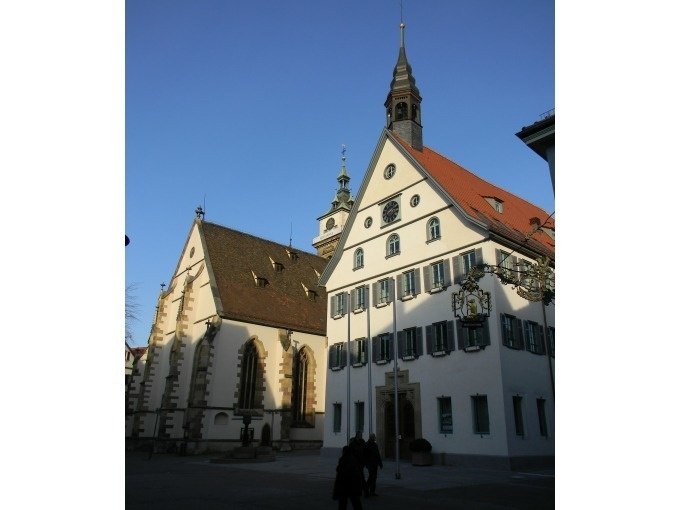 Historische Gebäude in Bad Cannstatt, darunter eine Kirche und ein Fachwerkhaus, bei klarem Himmel und Sonnenschein., © Cool-Tours StattReisen Historische Gebäude in Bad Cannstatt, darunter eine Kirche und ein Fachwerkhaus, bei klarem Himmel und Sonnenschein., © Cool-Tours StattReisen