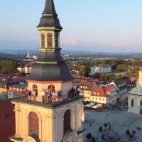 Menschen genie&szlig;en den Ausblick vom Kirchturm auf den Ludwigsburger Marktplatz im warmen Abendlicht. Historische Geb&auml;ude und eine weite Landschaft sind sichtbar., &copy; Copyright: Tourismus & Events Ludwigsburg, Fotograf: ArtusTV