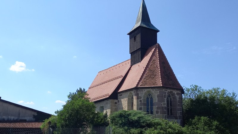 Die Bartholom&auml;uskirche in Gro&szlig;altdorf zeigt sich mit ihrem markanten roten Ziegeldach und einem h&ouml;lzernen Dachreiter unter klarem, blauem Himmel., &copy; Petra Natzkowski