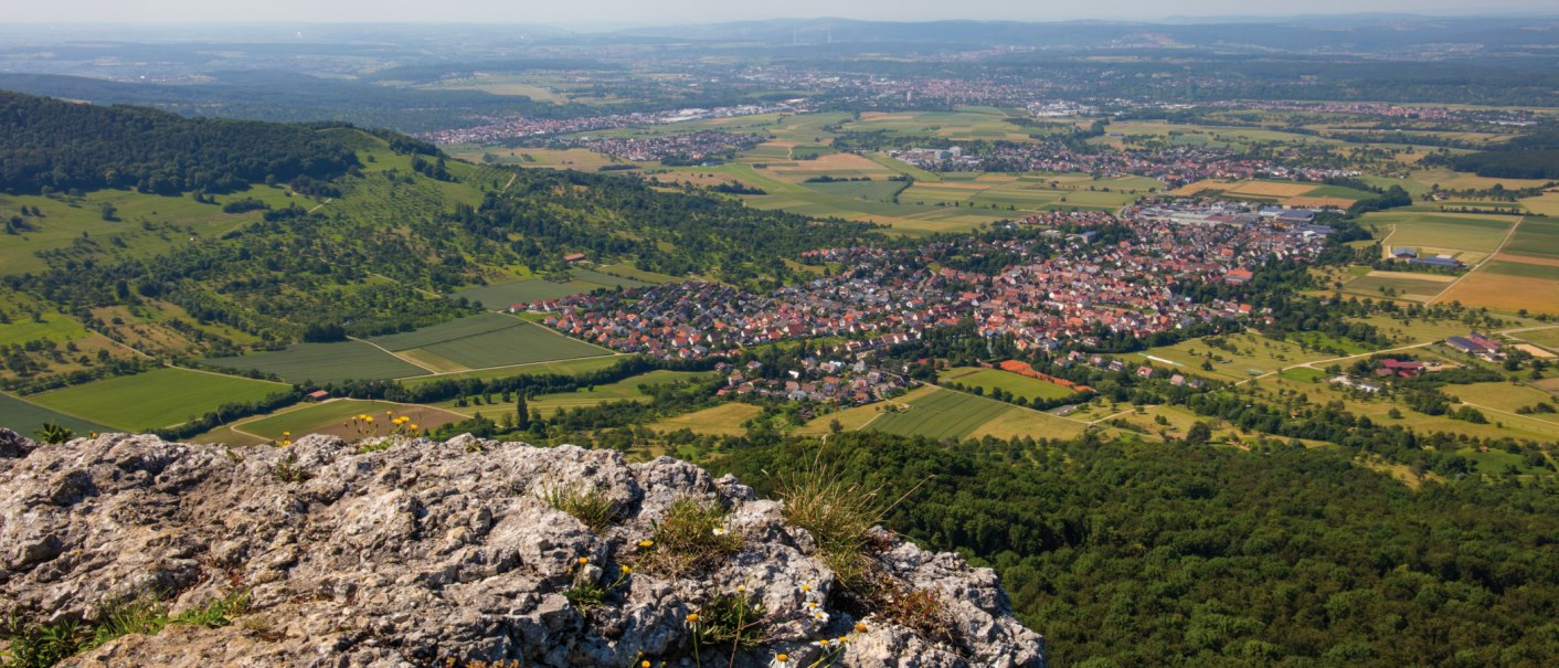 Panoramablick vom Breitenstein auf ein Dorf, umgeben von Feldern und Wäldern, unter einem klaren Himmel., © SMG, Achim Mende Panoramablick vom Breitenstein auf ein Dorf, umgeben von Feldern und Wäldern, unter einem klaren Himmel., © SMG, Achim Mende
