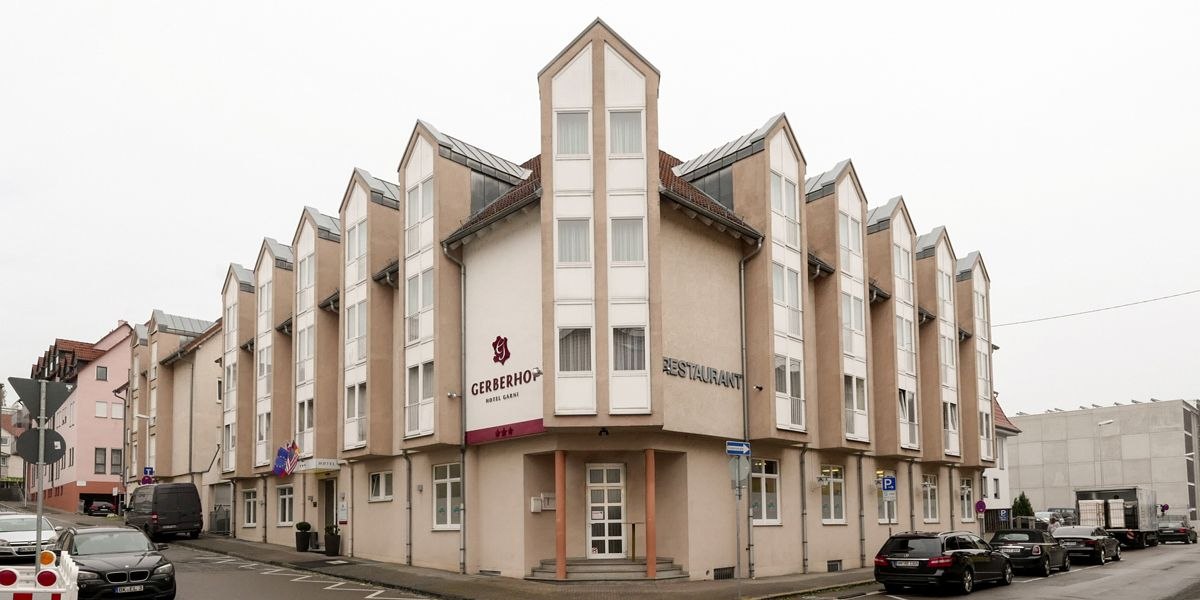 Außenansicht eines Hotels mit markanter Architektur, vielen Fenstern und einem Restaurant. Autos parken entlang der Straße., © Hotel Gerberhof Außenansicht eines Hotels mit markanter Architektur, vielen Fenstern und einem Restaurant. Autos parken entlang der Straße., © Hotel Gerberhof