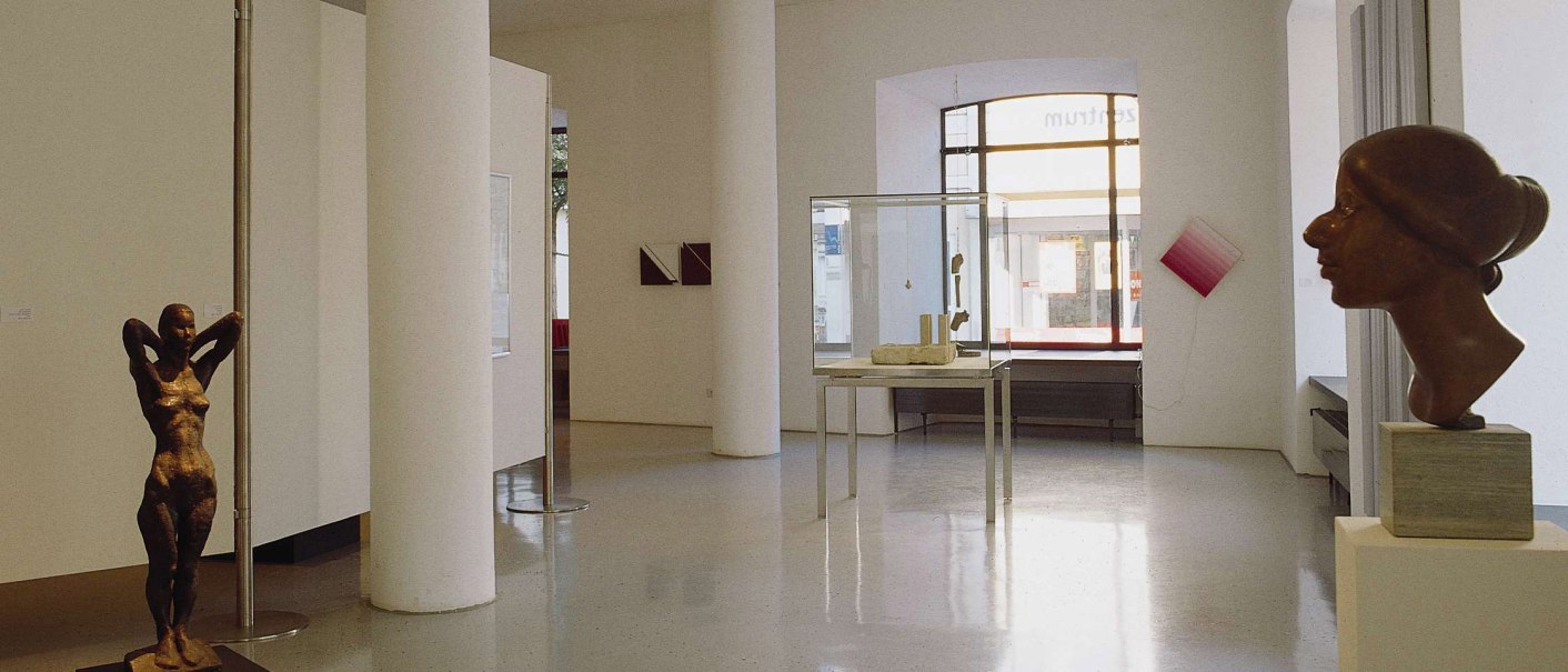 Galerie mit Skulpturen und Kunstwerken, darunter eine weibliche Figur und eine Büste. Helle Wände und große Fenster schaffen eine offene Atmosphäre., © Stuttgart-Marketing GmbH Galerie mit Skulpturen und Kunstwerken, darunter eine weibliche Figur und eine Büste. Helle Wände und große Fenster schaffen eine offene Atmosphäre., © Stuttgart-Marketing GmbH