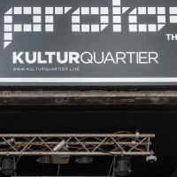 Schild von Proton The Club im Kulturquartier mit Website-Adresse. Darunter Beleuchtung und Metallstruktur sichtbar., © Stuttgart Marketing GmbH, Sarah Schmid Schild von Proton The Club im Kulturquartier mit Website-Adresse. Darunter Beleuchtung und Metallstruktur sichtbar., © Stuttgart Marketing GmbH, Sarah Schmid