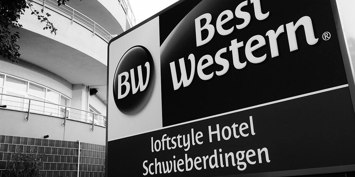 Schwarz-weißes Schild des Best Western loftstyle Hotels Schwieberdingen vor einem modernen Gebäude., © Best Western loftstyle hotel Schwieberdingen