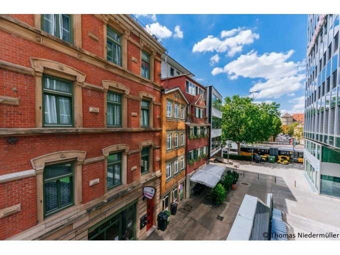 Stra&szlig;enszene mit alten Backsteingeb&auml;uden, modernen Bauten, B&auml;umen und blauem Himmel., &copy; Stuttgart Marketing GmbH