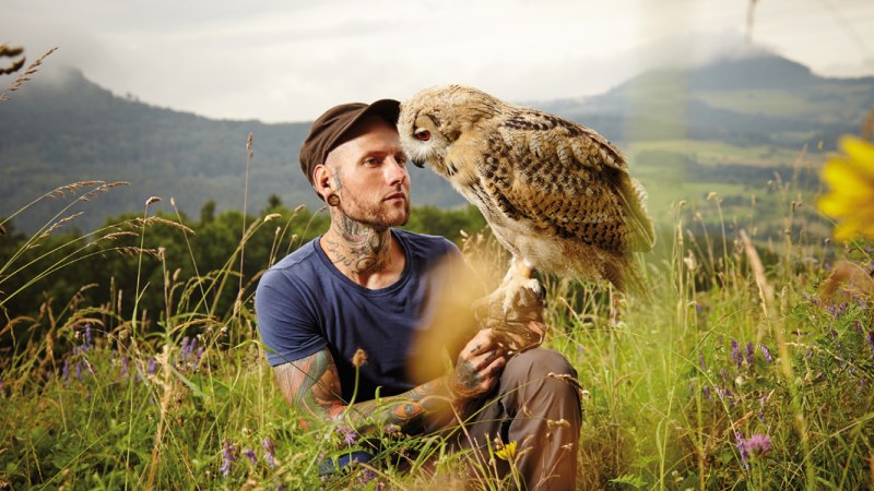 Stauferfalknerei: Sibirischer Uhu Ony mit Falkner Erik, © Stuttgart-Marketing GmbH Stauferfalknerei: Sibirischer Uhu Ony mit Falkner Erik, © Stuttgart-Marketing GmbH