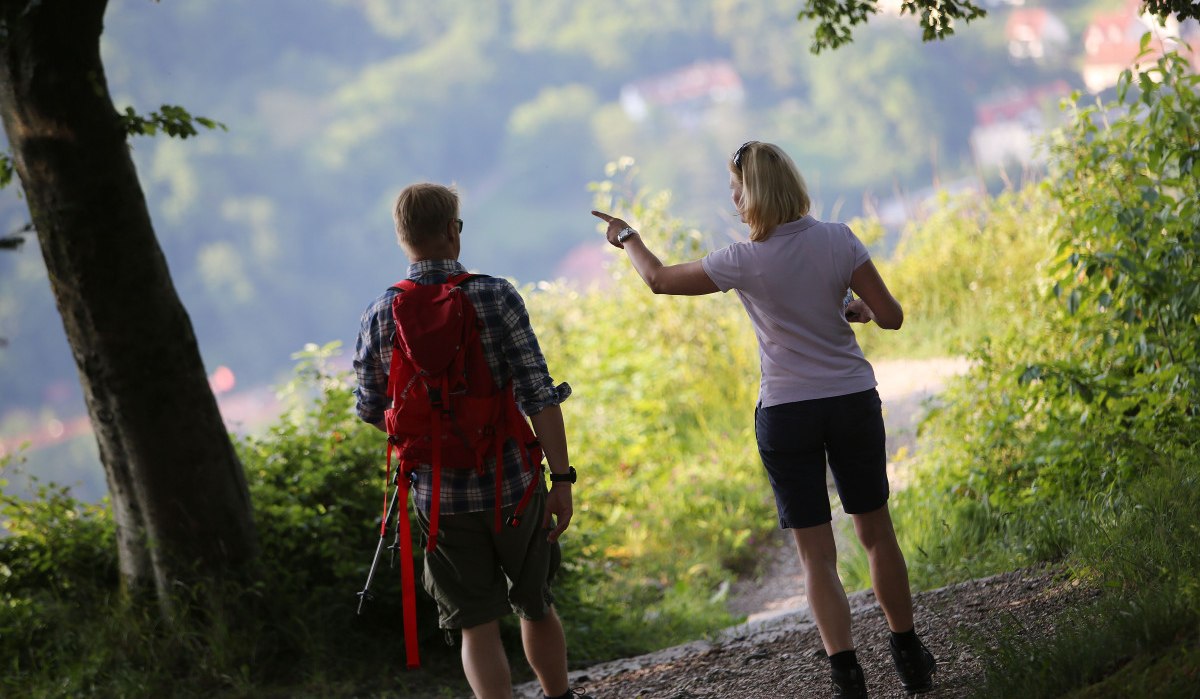 Wanderer laufen den Berg hinunter, © Bad urach Tourismus