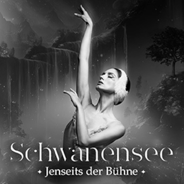 Eine Ballerina in einem Schwanenkostüm posiert vor einer mystischen Waldkulisse. Der Titel 'Schwanensee – Jenseits der Bühne' ist eingeblendet., © Konstantin Rain be.entertained Eine Ballerina in einem Schwanenkostüm posiert vor einer mystischen Waldkulisse. Der Titel 'Schwanensee – Jenseits der Bühne' ist eingeblendet., © Konstantin Rain be.entertained