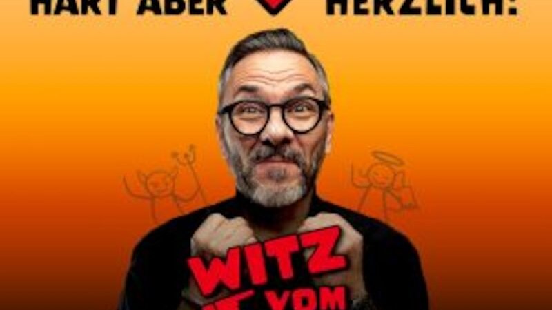 Ein Mann mit Brille und Bart steht vor einem orangefarbenen Hintergrund. Oben steht 'FSK 18 - Hart aber herzlich!', unten 'Witz vom Olli'., &copy; Touristik Bad Wildbad GmbH