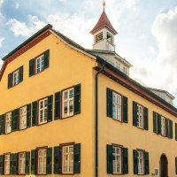 Historisches Geb&auml;ude in Gerlingen mit gelber Fassade und gr&uuml;nen Fensterl&auml;den. Der Himmel ist blau mit einigen Wolken., &copy; SMG, Sarah Schmid