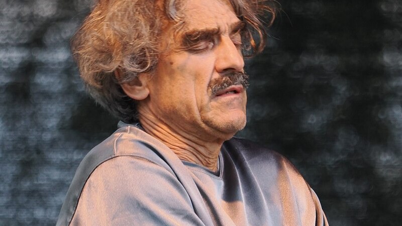 Ein Mann mit grauem Haar und Schnurrbart spielt konzentriert Klavier. Er tr&auml;gt ein graues Hemd und hat die Augen geschlossen., &copy; Thomas Scheytt