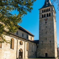 Die Martinskirche in Sindelfingen, umgeben von B&auml;umen, unter einem klaren blauen Himmel. Der Kirchturm ist prominent im Bild., &copy; Stuttgart-Marketing GmbH, Sarah Schmid