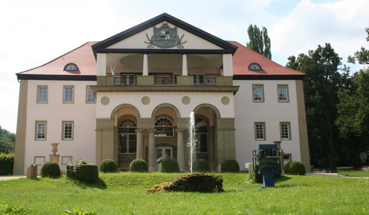 Historisches Gebäude mit rotem Dach und Säulen, davor ein kleiner Brunnen im Garten., © Natur.Nah. Schönbuch & Heckengäu
