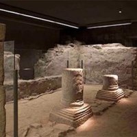 Museumsausstellung mit antiken S&auml;ulen und Steinmauern, beleuchtet in einem dunklen Raum., &copy; Museum St. Dionys &copy;Daniela Wolf