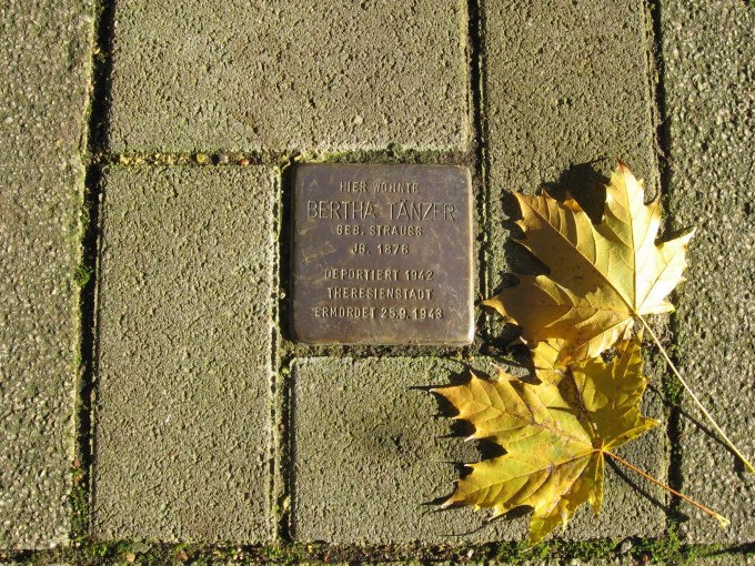 Ein Stolperstein auf einem Gehweg, gewidmet Bertha Tanzer, mit Herbstblättern daneben., © Stadt Göppingen Ein Stolperstein auf einem Gehweg, gewidmet Bertha Tanzer, mit Herbstblättern daneben., © Stadt Göppingen