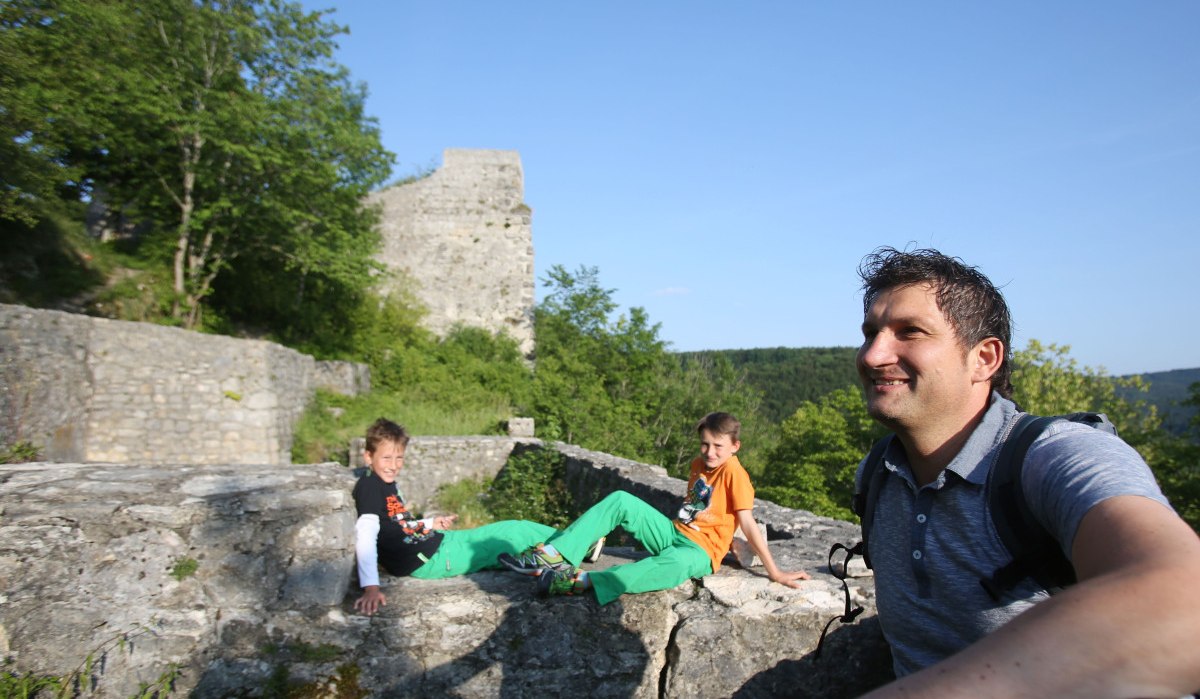 Ein Vater und seine zwei Söhne genießen das schöne Wetter auf der Burgruine Hohenwittlingen, © Bad Urach Tourismus