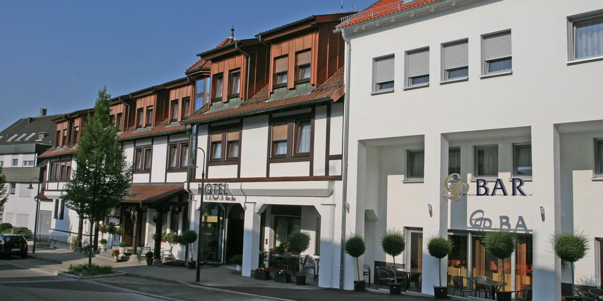 Fassade des Hotels und Restaurants Goldener Pflug mit Bar und Außensitzbereich, umgeben von Bäumen und Pflanzen., © Hotel & Restaurant Goldener Pflug Fassade des Hotels und Restaurants Goldener Pflug mit Bar und Außensitzbereich, umgeben von Bäumen und Pflanzen., © Hotel & Restaurant Goldener Pflug