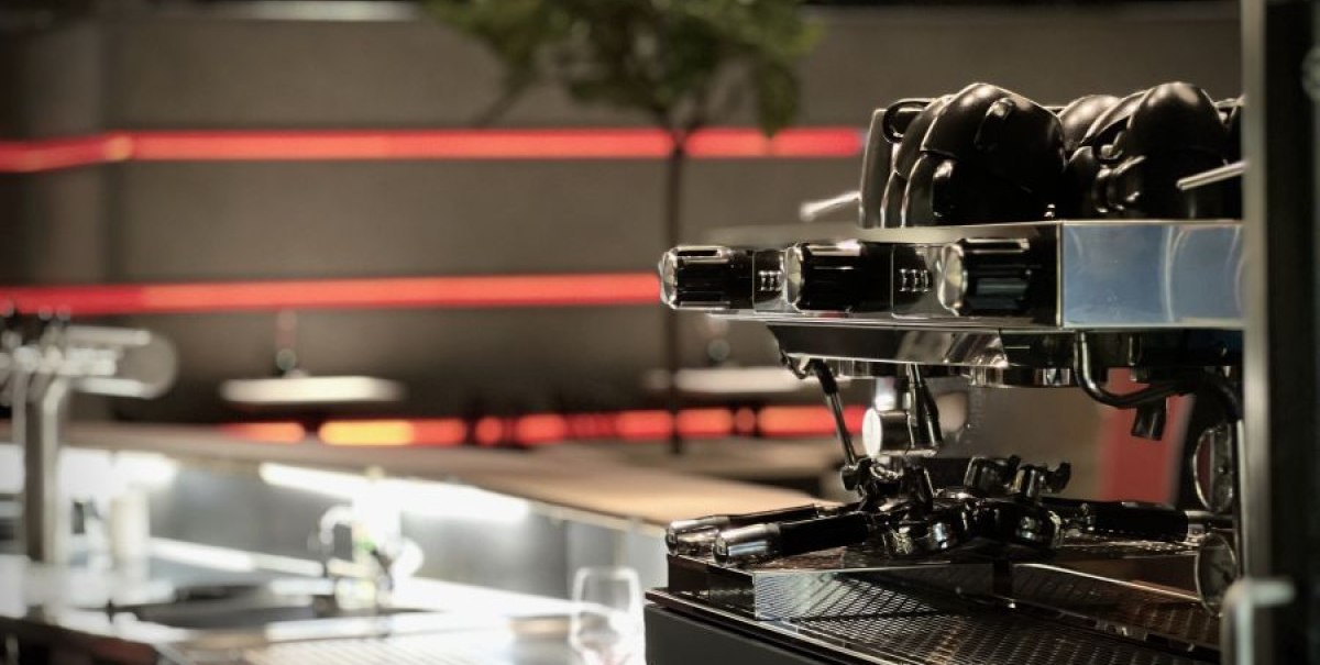 Moderne Espressomaschine in einem stilvollen Café mit gedämpfter Beleuchtung und eleganter Einrichtung., © Kinogastronomie LUX Moderne Espressomaschine in einem stilvollen Café mit gedämpfter Beleuchtung und eleganter Einrichtung., © Kinogastronomie LUX