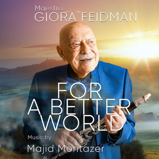Ein älterer Mann in blauem Anzug mit Klarinette vor einer Landschaft bei Sonnenuntergang. Text: Maestro Giora Feidman - For a Better World., © MACC Management GmbH Ein älterer Mann in blauem Anzug mit Klarinette vor einer Landschaft bei Sonnenuntergang. Text: Maestro Giora Feidman - For a Better World., © MACC Management GmbH