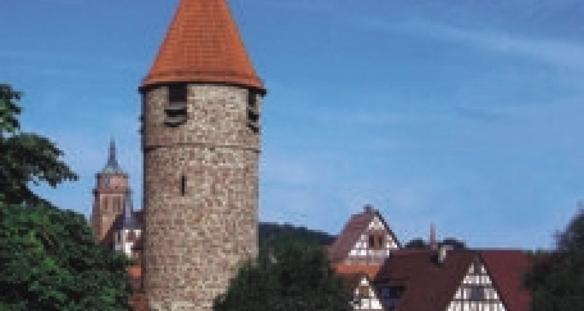 Ein runder Steinturm mit rotem Dach steht vor Fachwerkh&auml;usern. Der Himmel ist blau und klar., &copy; Sindelfingen - Stuttgart-Marketing GmbH