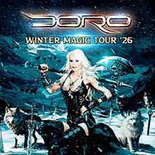 Eine Frau in R&uuml;stung steht mit W&ouml;lfen im Schnee, beworben als 'Doro - Winter Magic Tour 2026'. Fantasievolles, winterliches Szenario., &copy; links im Bild