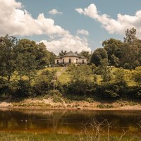 Das Bärenschlössle thront auf einem grünen Hügel am Bärensee, umgeben von üppigen Bäumen und einem klaren Himmel mit weißen Wolken., © SMG, Sarah Schmid