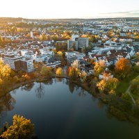 Luftaufnahme des Klostersees in Sindelfingen, umgeben von herbstlichen B&auml;umen und Wohngeb&auml;uden im Sonnenuntergang., &copy; Christoph Partsch