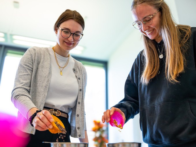 Zwei Frauen mit Brillen streuen Zutaten in Schüsseln. Sie lächeln und stehen in einem hellen Raum mit großen Fenstern., © Alfred Ritter GmbH & Co. KG | Waldenbuch Zwei Frauen mit Brillen streuen Zutaten in Schüsseln. Sie lächeln und stehen in einem hellen Raum mit großen Fenstern., © Alfred Ritter GmbH & Co. KG | Waldenbuch