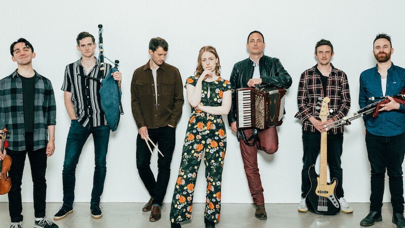 Sieben Musiker posieren mit Instrumenten wie Geige, Dudelsack, Akkordeon und Gitarre vor einem weißen Hintergrund. © Kris Kesiak, © Kultur- und Sportamt Stadt Bietigheim-Bissingen Sieben Musiker posieren mit Instrumenten wie Geige, Dudelsack, Akkordeon und Gitarre vor einem weißen Hintergrund. © Kris Kesiak, © Kultur- und Sportamt Stadt Bietigheim-Bissingen