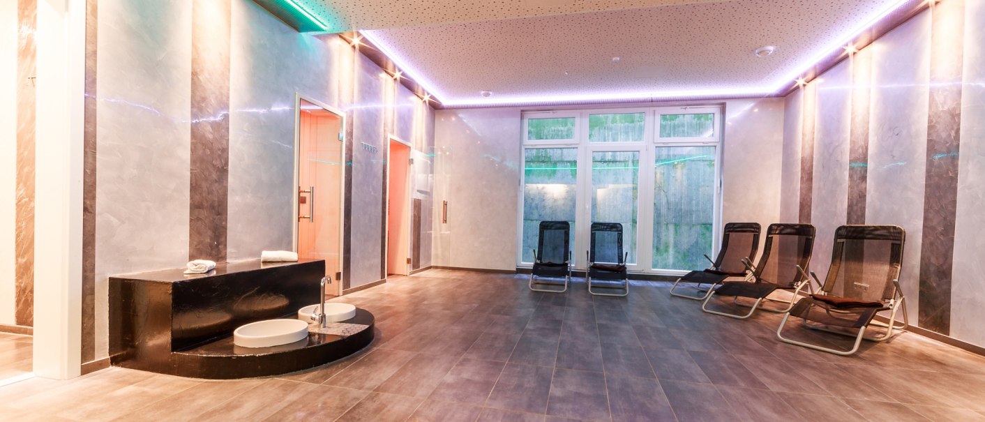 Moderner Wellnessbereich mit Liegestühlen, Fußbecken und sanfter Beleuchtung. Entspannende Atmosphäre mit großen Fenstern., © PLAZA Hotelgroup GmbH Moderner Wellnessbereich mit Liegestühlen, Fußbecken und sanfter Beleuchtung. Entspannende Atmosphäre mit großen Fenstern., © PLAZA Hotelgroup GmbH