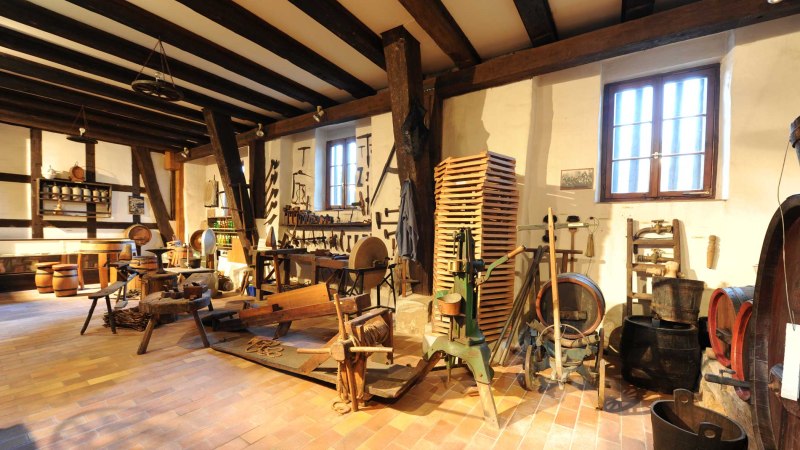 Innenansicht des Weinmuseums Horrheim mit historischen Weinbaugeräten, Holzfässern und Werkzeugen in einem rustikalen Raum mit Holzbalken., © Stadt Vaihingen an der Enz, Foto: Pfisterer Innenansicht des Weinmuseums Horrheim mit historischen Weinbaugeräten, Holzfässern und Werkzeugen in einem rustikalen Raum mit Holzbalken., © Stadt Vaihingen an der Enz, Foto: Pfisterer