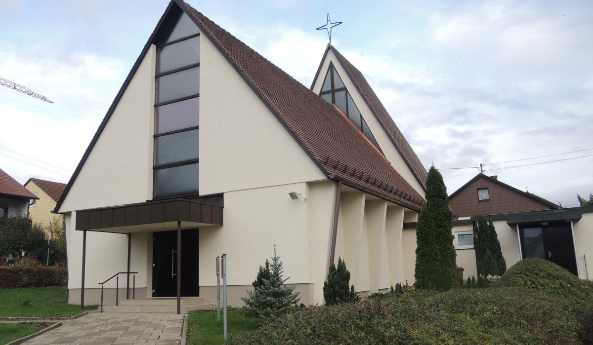 Die katholische St. Martin-Kirche in Horrheim zeigt ein modernes Design mit spitzem Dach, großen Glasfenstern und ist von Grünflächen umgeben., © Land der 1000 Hügel - Kraichgau-Stromberg Die katholische St. Martin-Kirche in Horrheim zeigt ein modernes Design mit spitzem Dach, großen Glasfenstern und ist von Grünflächen umgeben., © Land der 1000 Hügel - Kraichgau-Stromberg
