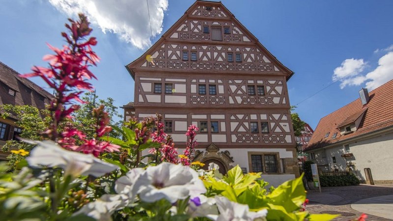 Fachwerkhaus in Bietigheim-Bissingen, umgeben von bl&uuml;henden Blumen und strahlendem Himmel., &copy; Land der 1000 H&uuml;gel - Kraichgau-Stromberg