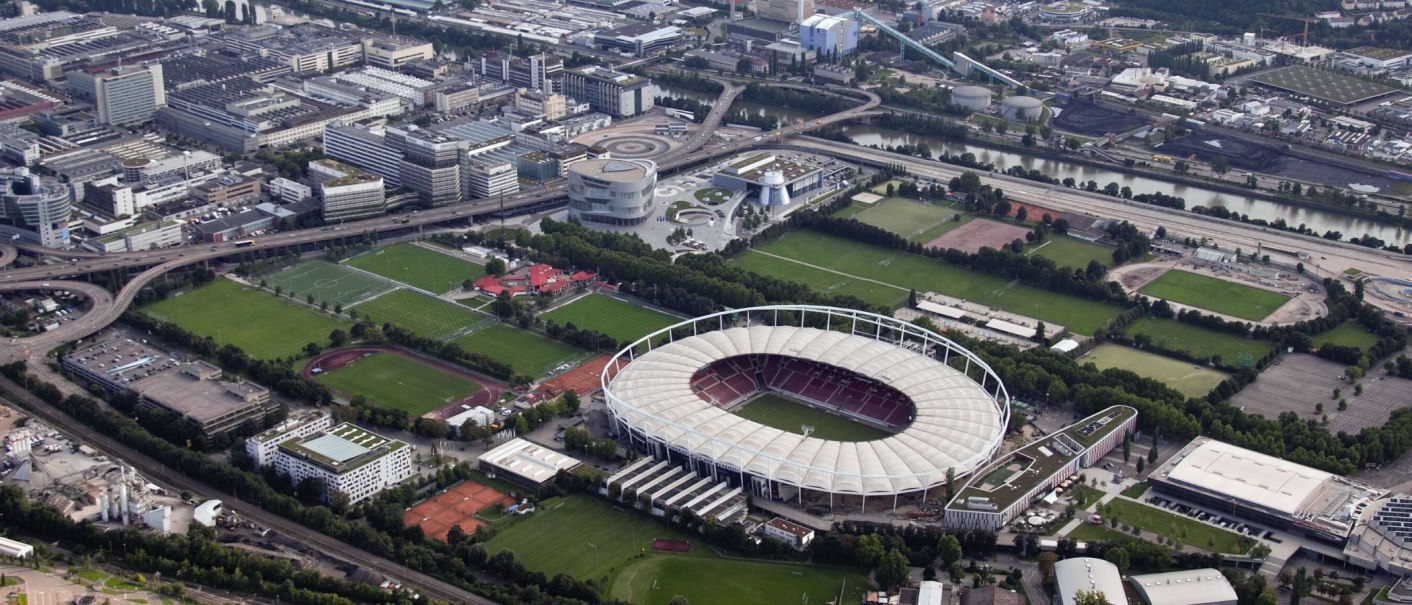 Luftaufnahme des Neckarparks in Stuttgart mit der Mercedes-Benz Arena im Vordergrund, umgeben von Sportplätzen und Gebäuden., © Stuttgart-Marketing GmbH Luftaufnahme des Neckarparks in Stuttgart mit der Mercedes-Benz Arena im Vordergrund, umgeben von Sportplätzen und Gebäuden., © Stuttgart-Marketing GmbH
