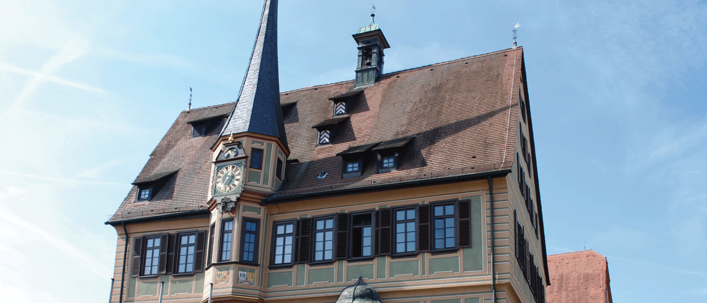 Das historische Rathaus von Bietigheim mit markantem Uhrturm und Fachwerkdach vor blauem Himmel., © Stuttgart-Marketing GmbH Das historische Rathaus von Bietigheim mit markantem Uhrturm und Fachwerkdach vor blauem Himmel., © Stuttgart-Marketing GmbH