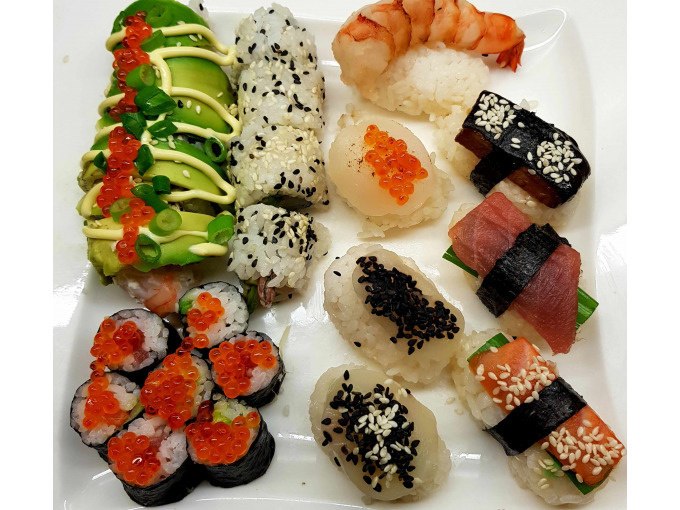 Ein Teller mit verschiedenen Sushi-Varianten, darunter Nigiri mit Garnelen, Lachs und Thunfisch, sowie Maki-Rollen mit Avocado und Fischrogen., © Kultweine-Kochwelten-Kunstücke - Kochschule Sonja Lenz Ein Teller mit verschiedenen Sushi-Varianten, darunter Nigiri mit Garnelen, Lachs und Thunfisch, sowie Maki-Rollen mit Avocado und Fischrogen., © Kultweine-Kochwelten-Kunstücke - Kochschule Sonja Lenz