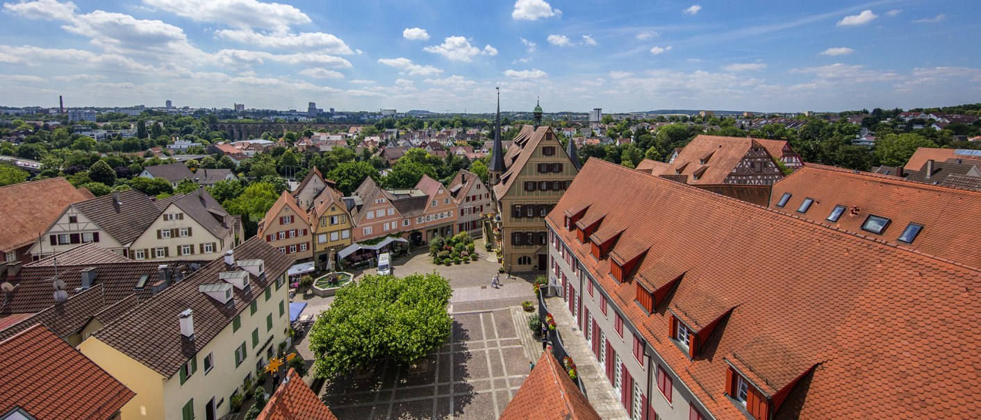 Panoramablick auf Bietigheim-Bissingen mit Fachwerkhäusern, roten Ziegeldächern und einem zentralen Platz, umgeben von grüner Landschaft und blauem Himmel., © SMG, Achim Mende