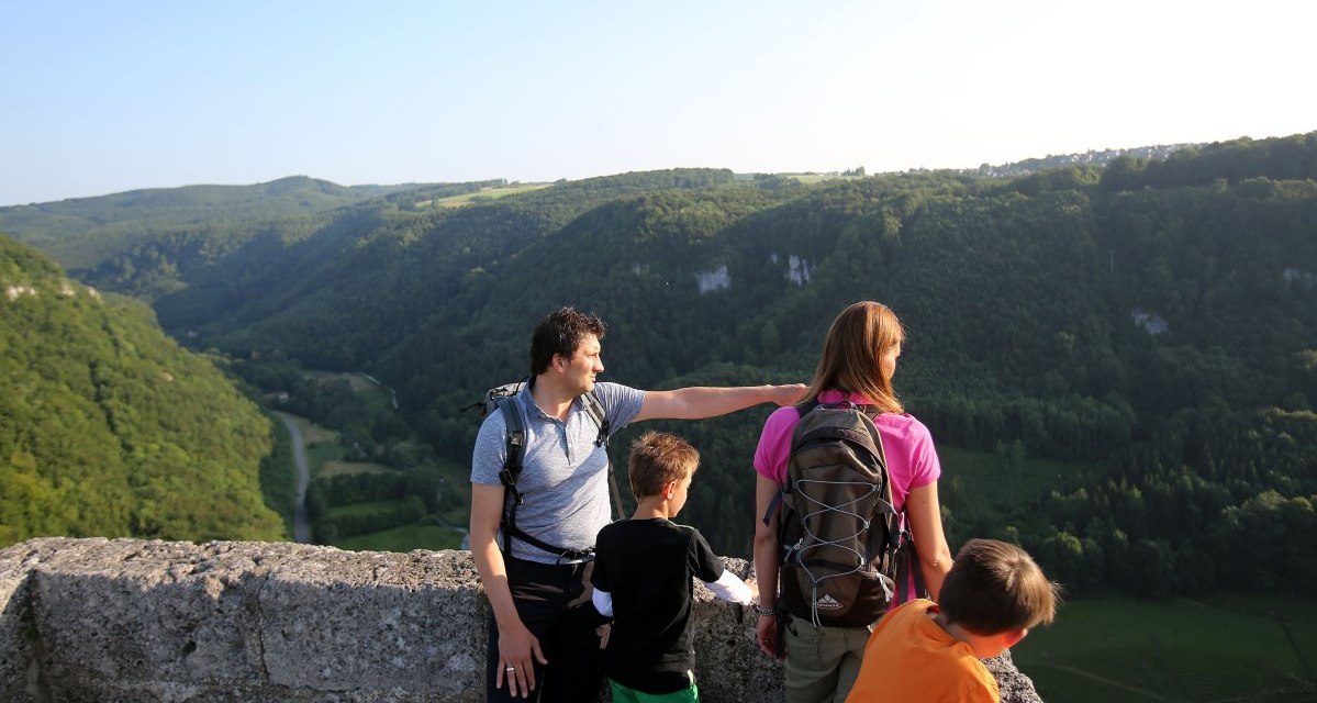 Eine Familie blickt von der Burgruine Hohenwittlingen hinunter ins Tal, &copy; Bad Urach Tourismus