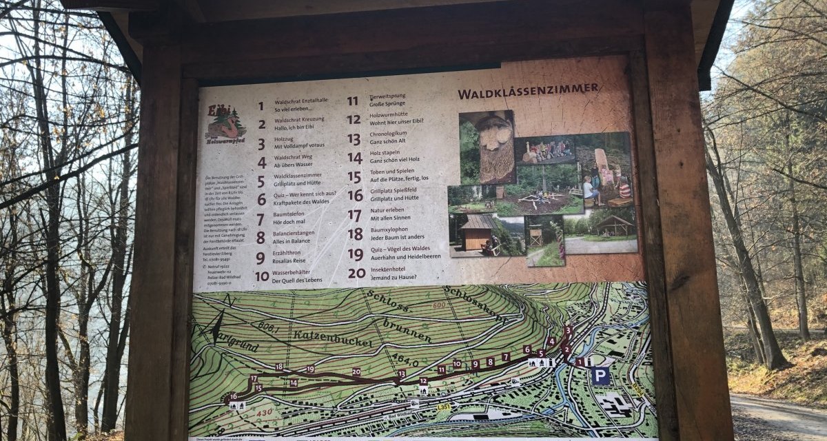 Informationstafel des Holzwurmpfads mit Karte, Stationenliste und Fotos im Wald., &copy; N&ouml;rdlicher Schwarzwald