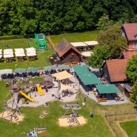 Luftaufnahme des Katzenbacher Hofs mit Spielplatz, Biergarten und grüner Umgebung. Menschen genießen das sonnige Wetter im Freien., © Katzenbacher Hof Luftaufnahme des Katzenbacher Hofs mit Spielplatz, Biergarten und grüner Umgebung. Menschen genießen das sonnige Wetter im Freien., © Katzenbacher Hof