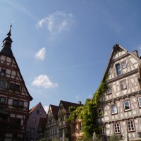 Fachwerkhäuser und eine Statue auf dem Marktplatz in Besigheim unter blauem Himmel., © Stuttgart-Marketing GmbH (SMG)