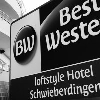 Schwarz-weißes Schild des Best Western loftstyle Hotels Schwieberdingen vor einem modernen Gebäude., © Best Western loftstyle hotel Schwieberdingen Schwarz-weißes Schild des Best Western loftstyle Hotels Schwieberdingen vor einem modernen Gebäude., © Best Western loftstyle hotel Schwieberdingen