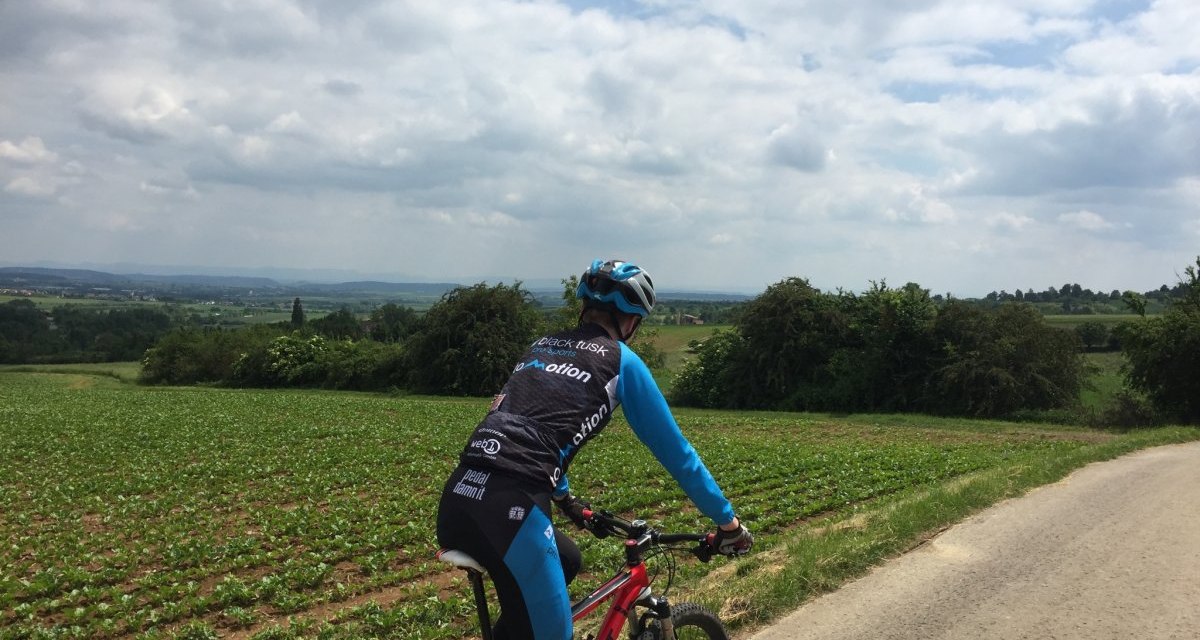Ein Radfahrer auf einem Feldweg schaut über eine weite, grüne Landschaft. Der Himmel ist bewölkt, und die Umgebung wirkt ruhig und ländlich., © Natur.Nah. Schönbuch & Heckengäu Ein Radfahrer auf einem Feldweg schaut über eine weite, grüne Landschaft. Der Himmel ist bewölkt, und die Umgebung wirkt ruhig und ländlich., © Natur.Nah. Schönbuch & Heckengäu