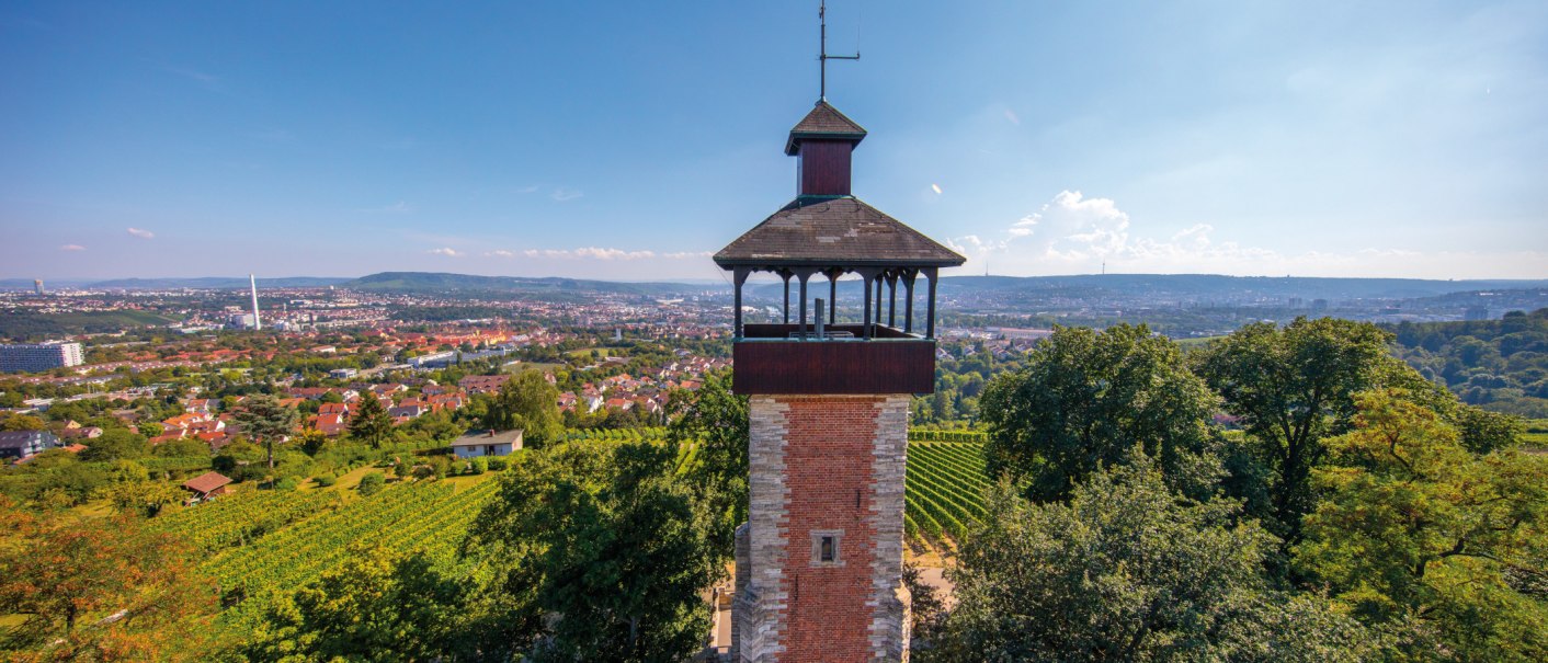 Aussichtsturm Burgholzhof in Stuttgart, umgeben von Weinbergen, mit Blick auf die Stadt und blauen Himmel., © SMG, Achim Mende