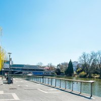 Ein sonniger Tag am Unteren See in B&ouml;blingen. Eine Trauerweide wirft Schatten auf den Gehweg, w&auml;hrend Menschen die Aussicht genie&szlig;en., &copy; Stuttgart-Marketing GmbH, Sarah Schmid