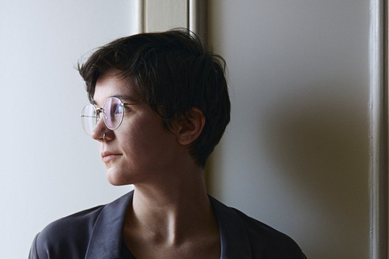 Eine Person mit Kurzhaarschnitt und Brille blickt nach links. Der Hintergrund ist hell und schlicht., © Kulturamt der Stadt Esslingen am Neckar